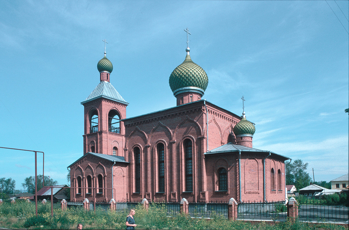 Iglesia de la Intercesión de la Virgen de Viejos Creyentes (1995-99). Vista sudeste. 15 de julio de 2003. 