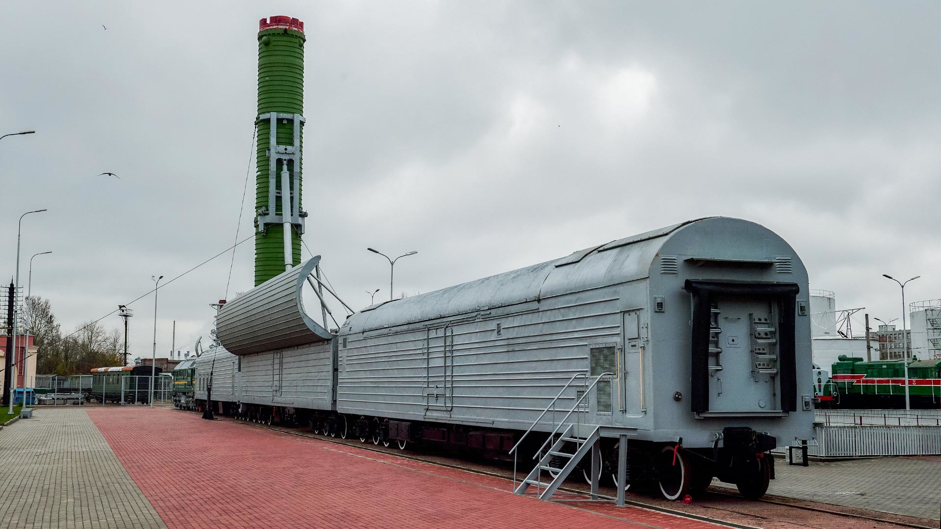 Sistem rudal kereta api tempur BZHRK Molodets (pendahulu Barguzin) ditampilkan pada pameran di Museum Kereta Api Rusia, Sankt Peterburg. 