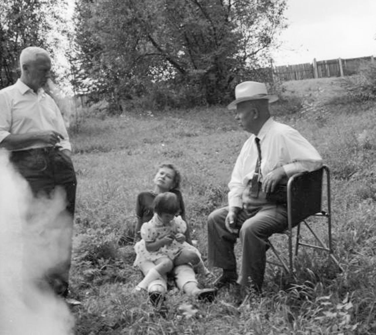 Nikita Jrushchev, Roman Karmen y una mujer desconocida con un niño
