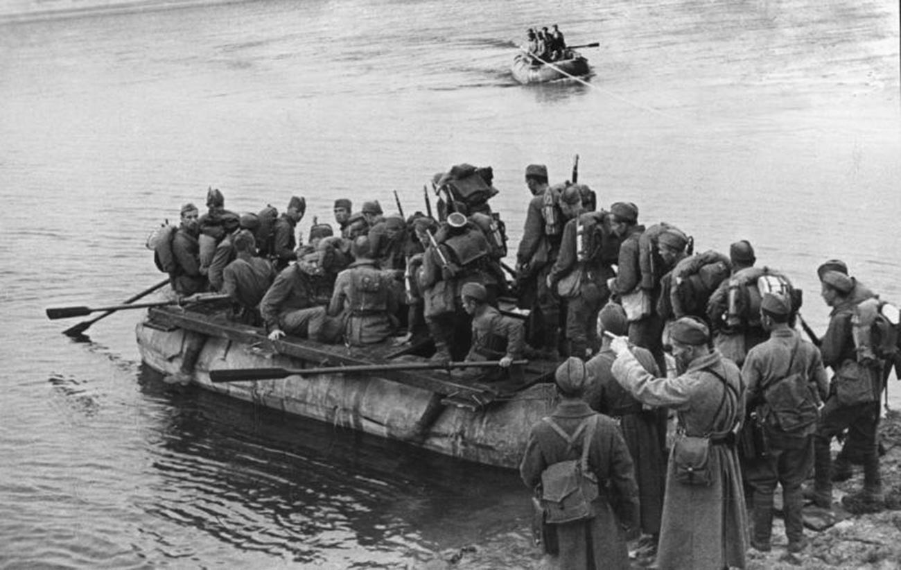 Des soldats soviétiques essayant d'atteindre la rive droite du Dniepr sur leurs radeaux 
