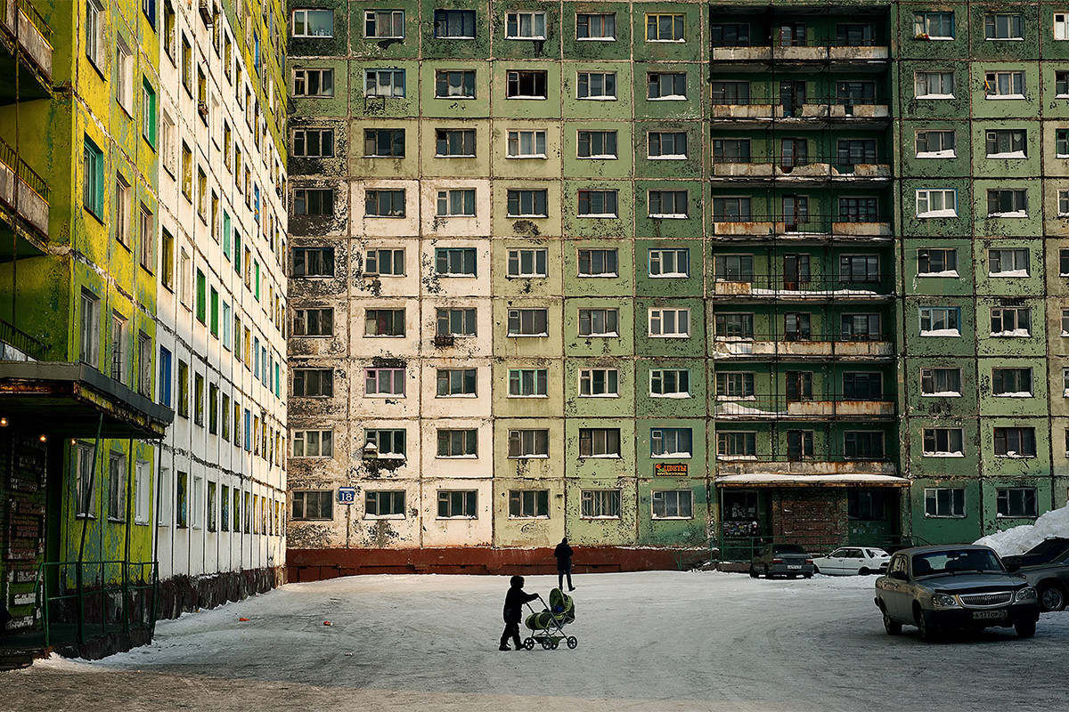 Die Gebäude in Norilsk liegen nahe beieinander, um zu verhindern, dass es in den Wohnvierteln zu windig wird. 