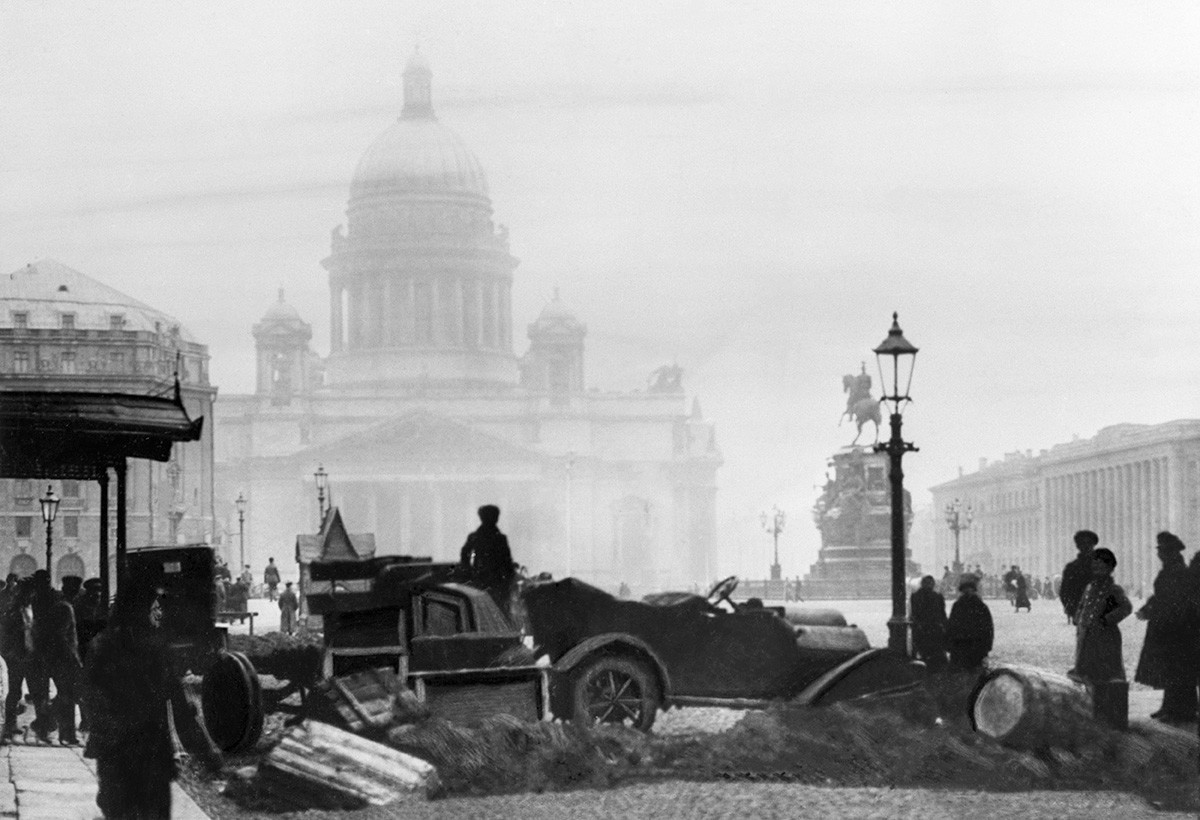 Petrogrado. Barricadas de la Catedral de San Isaac. 2 de octubre de 1917
