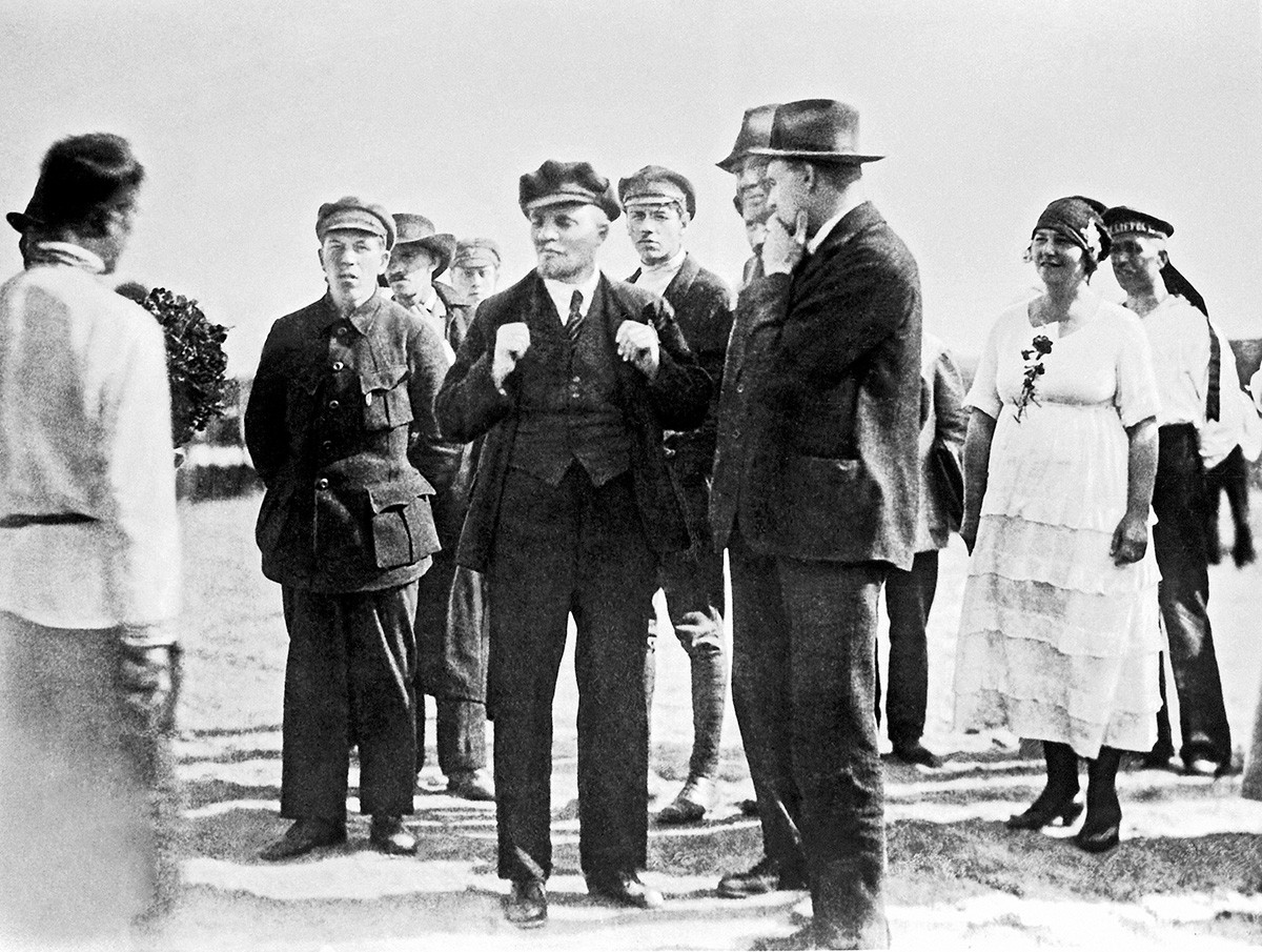 Ленин с делегати от II конгрес на Коминтерна в Петроград на 9 май 1920 г.