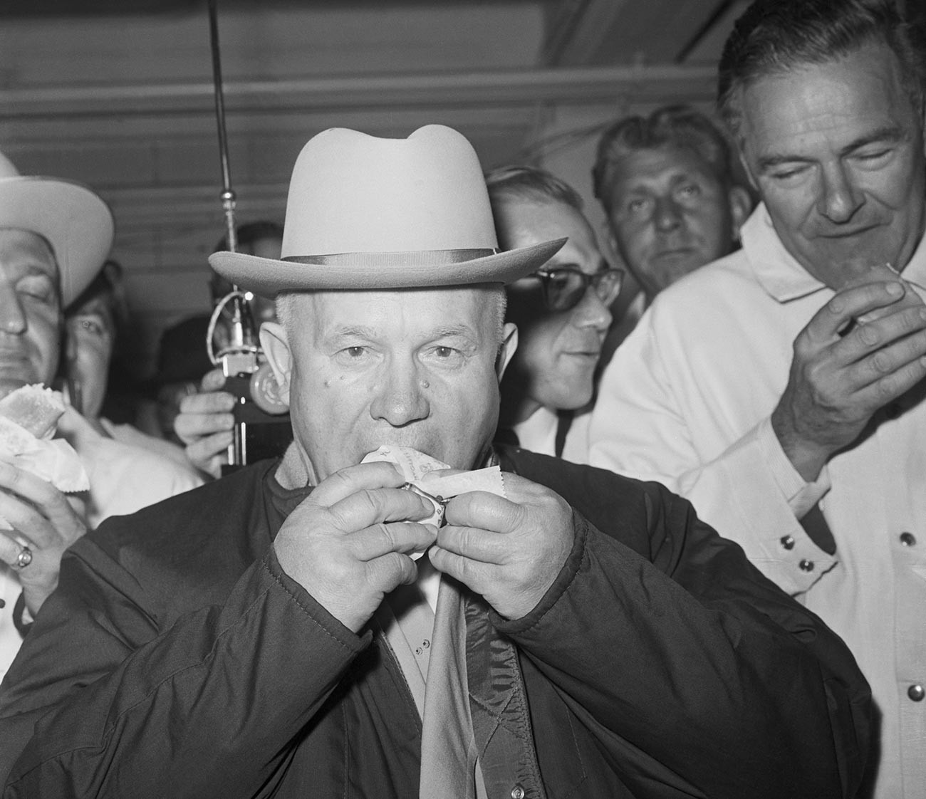 Никита Хрушчов први пут проба амерички хот дог са сенфом. Када је појео све, питали су га шта мисли, а он је одговорио: „ОК, одлично, изванредно“, али је додао да порција није довољно велика.