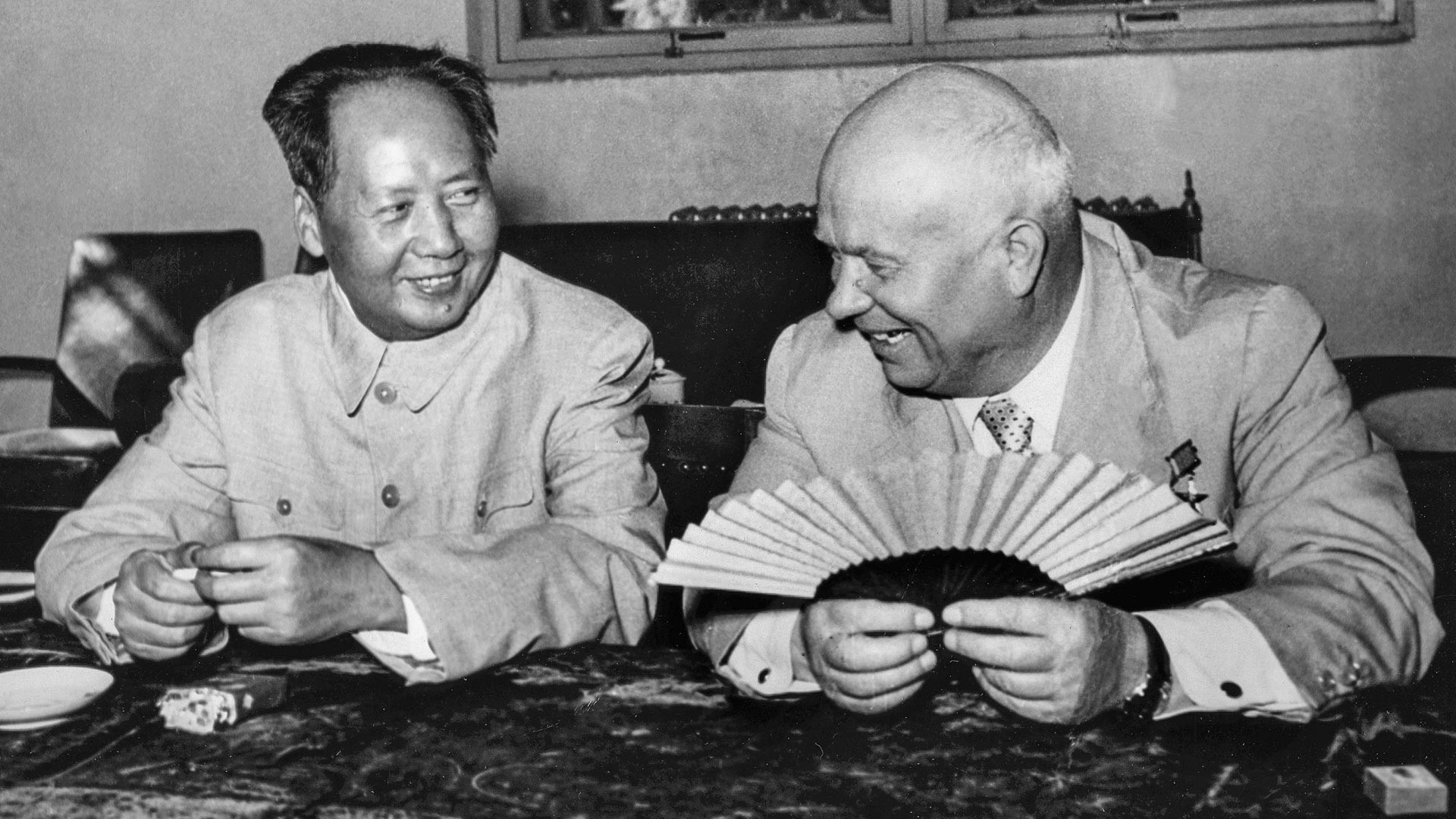Никита Хрушчов шири и скупља кинеску лепезу док разговара са Мао Цедунгом за време посете Кини у августу 1958.