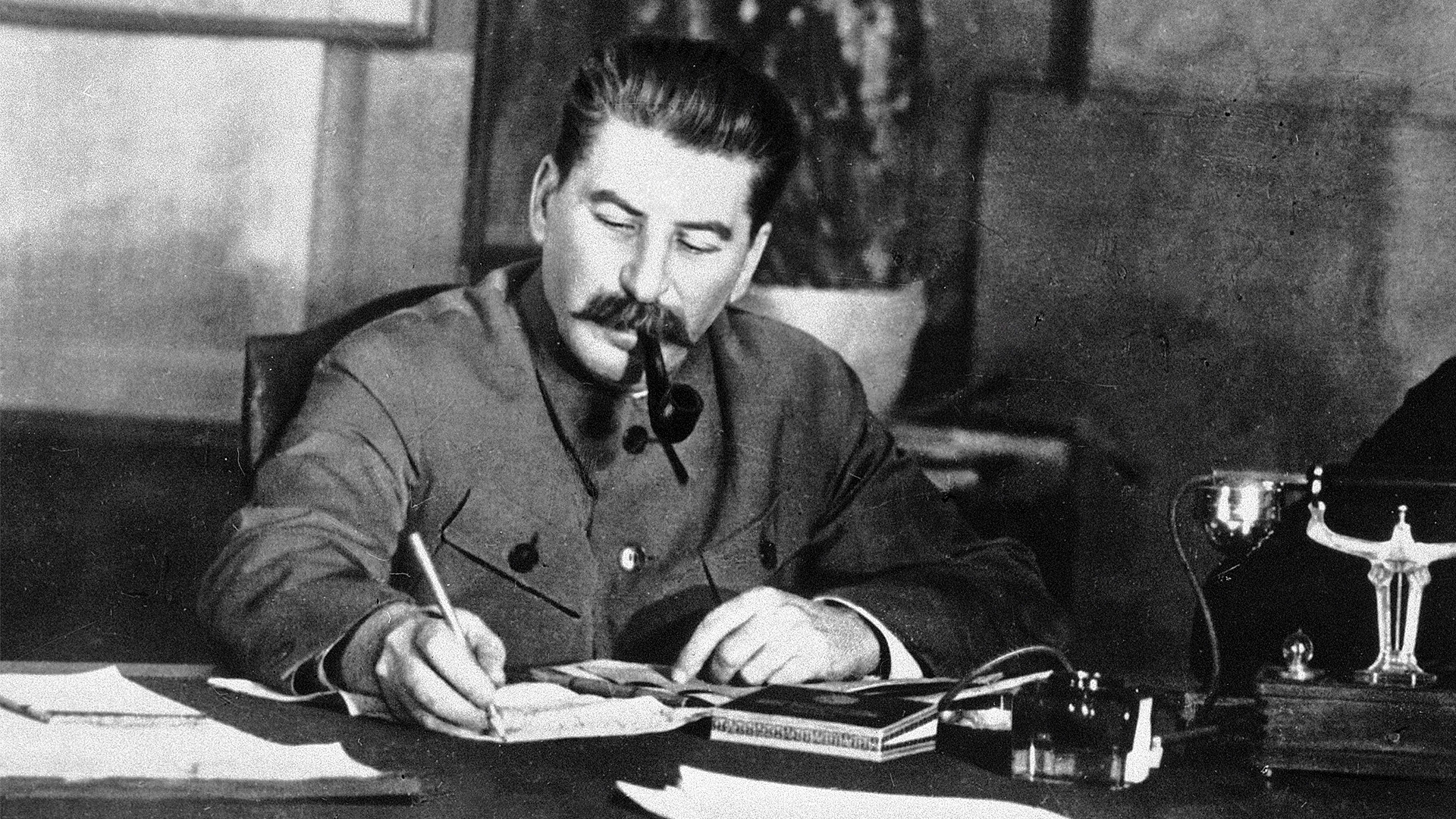 Сталин в рабочем кабинете, 1938