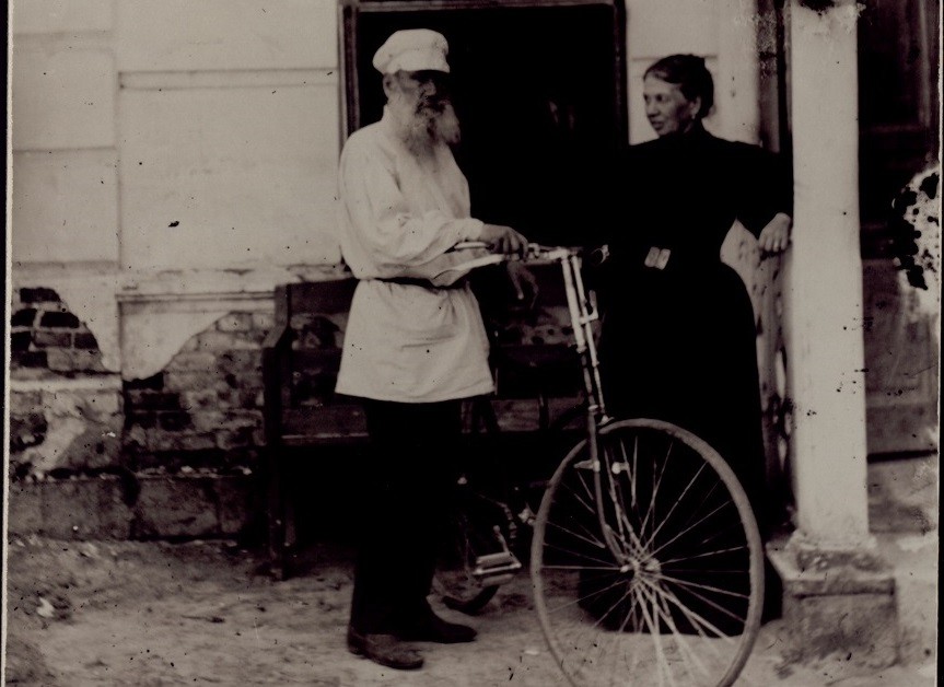 En el Museo Estatal de Tolstói hay alrededor de 12.000 fotos de Lev Tolstói y su familia: andando en bicicleta, jugando al tenis, montando a caballo o descansando en la terraza. En esta imagen aparecen Lev y Sofía Tolstói con una bicicleta.