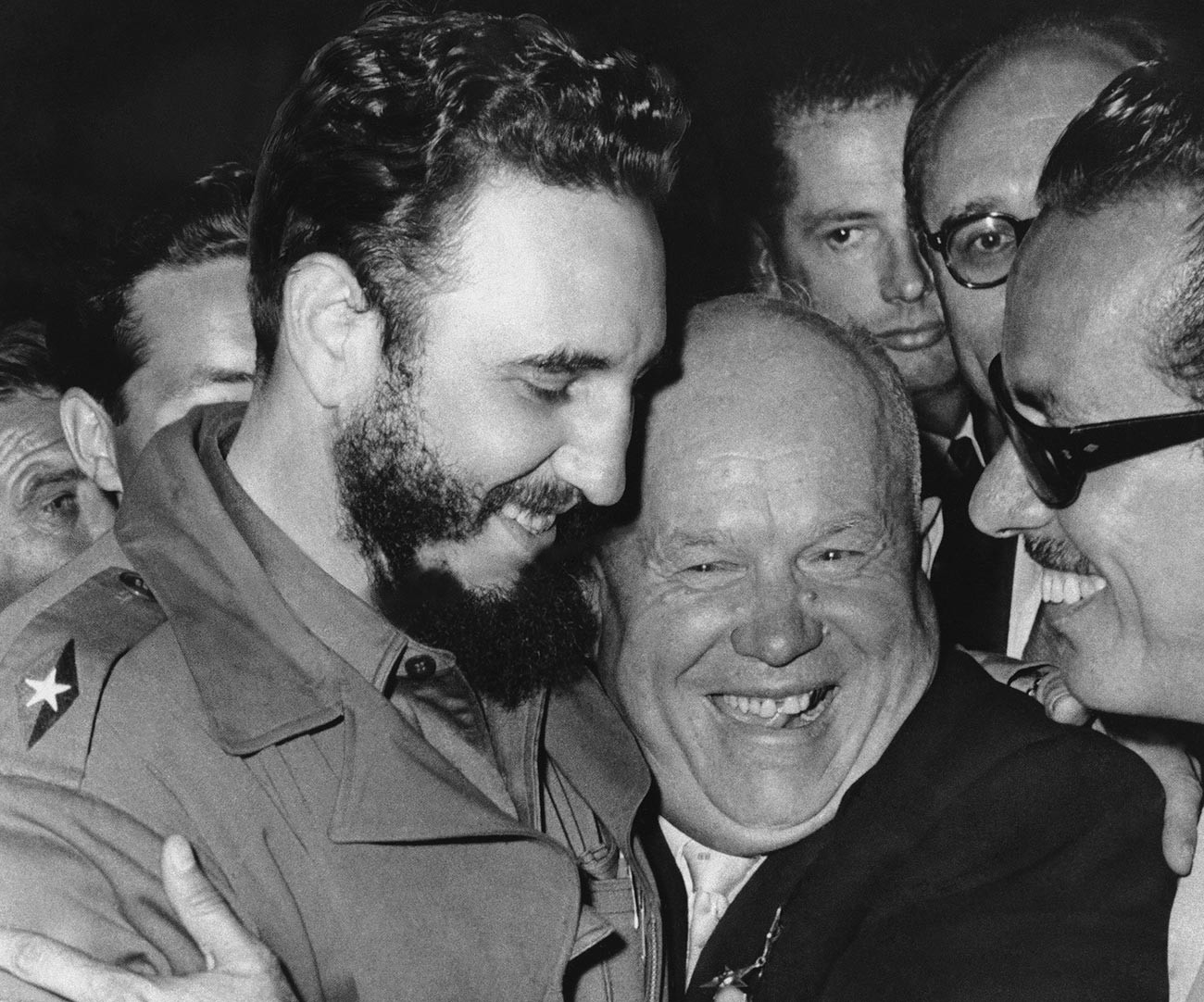 In una foto del 20 settembre 1960, il leader cubano Fidel Castro, a sinistra, incontra il leader sovietico Nikita Khrushchev alle Nazioni Unite