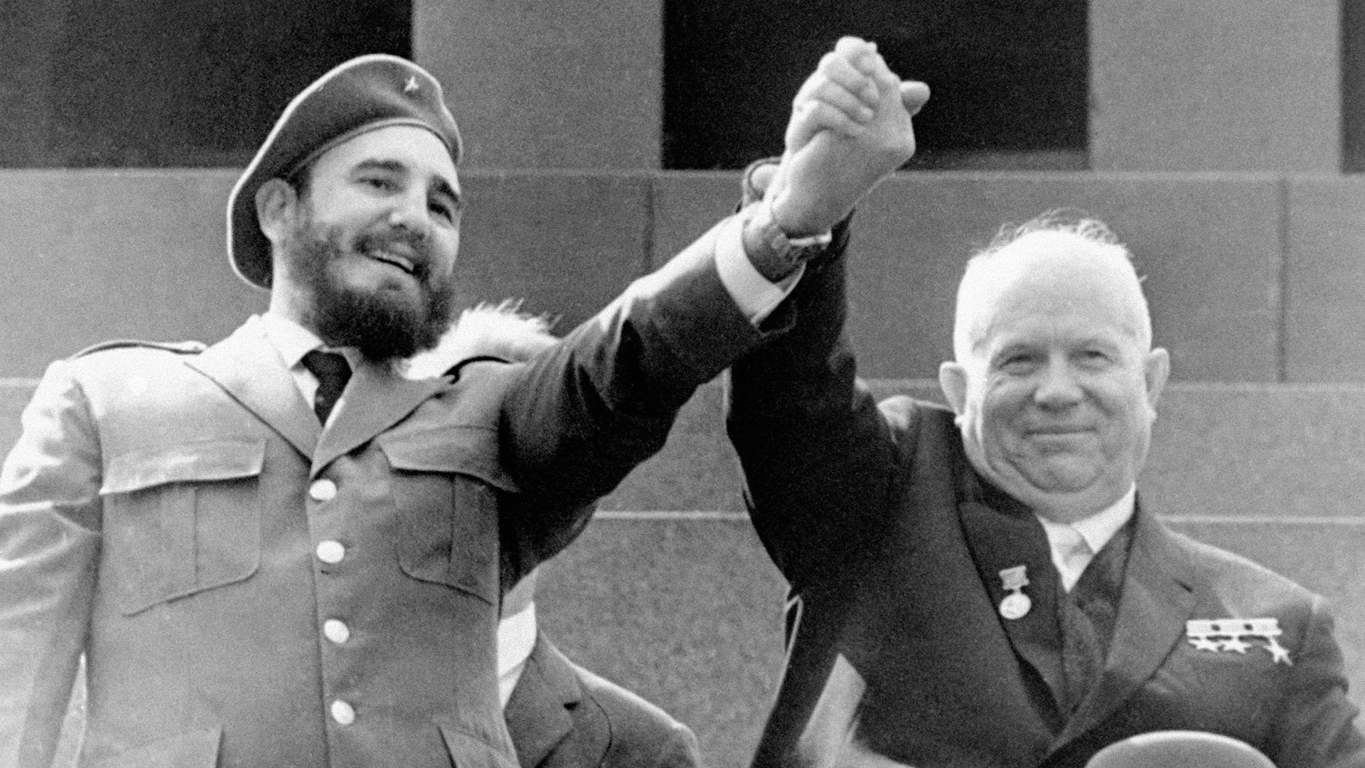 In questa foto del 1° maggio 1963, il leader cubano Fidel Castro, a sinistra, e il premier sovietico Nikita Khrushchev si stringono la mano al mausoleo di Lenin in Piazza Rossa a Mosca 
