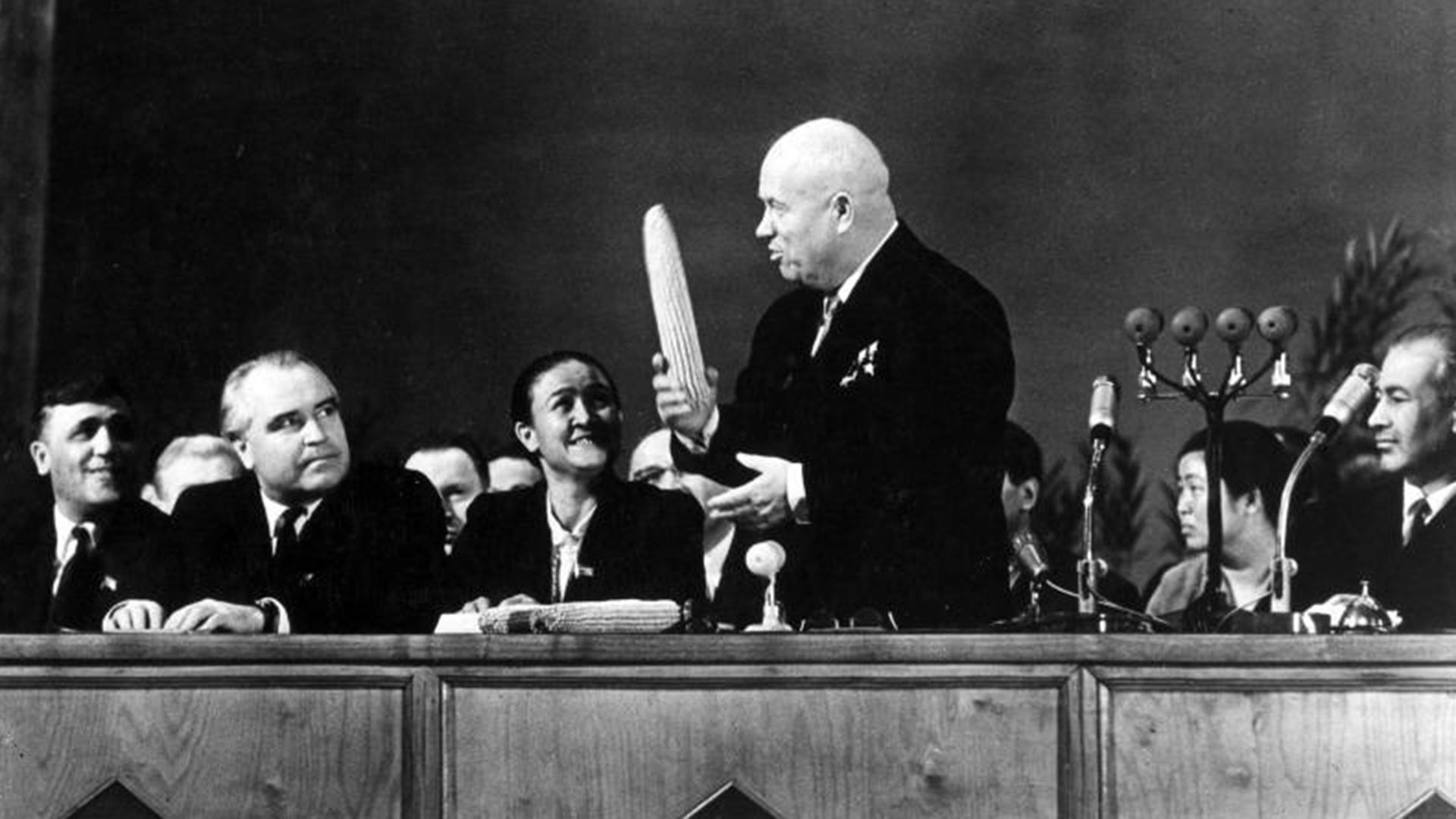 Khrushchev con una pannocchia in mano 