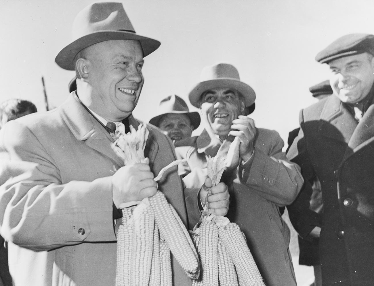 Il premier sovietico Nikita Khrushchev (a sinistra) visita la Fattoria Collettiva 