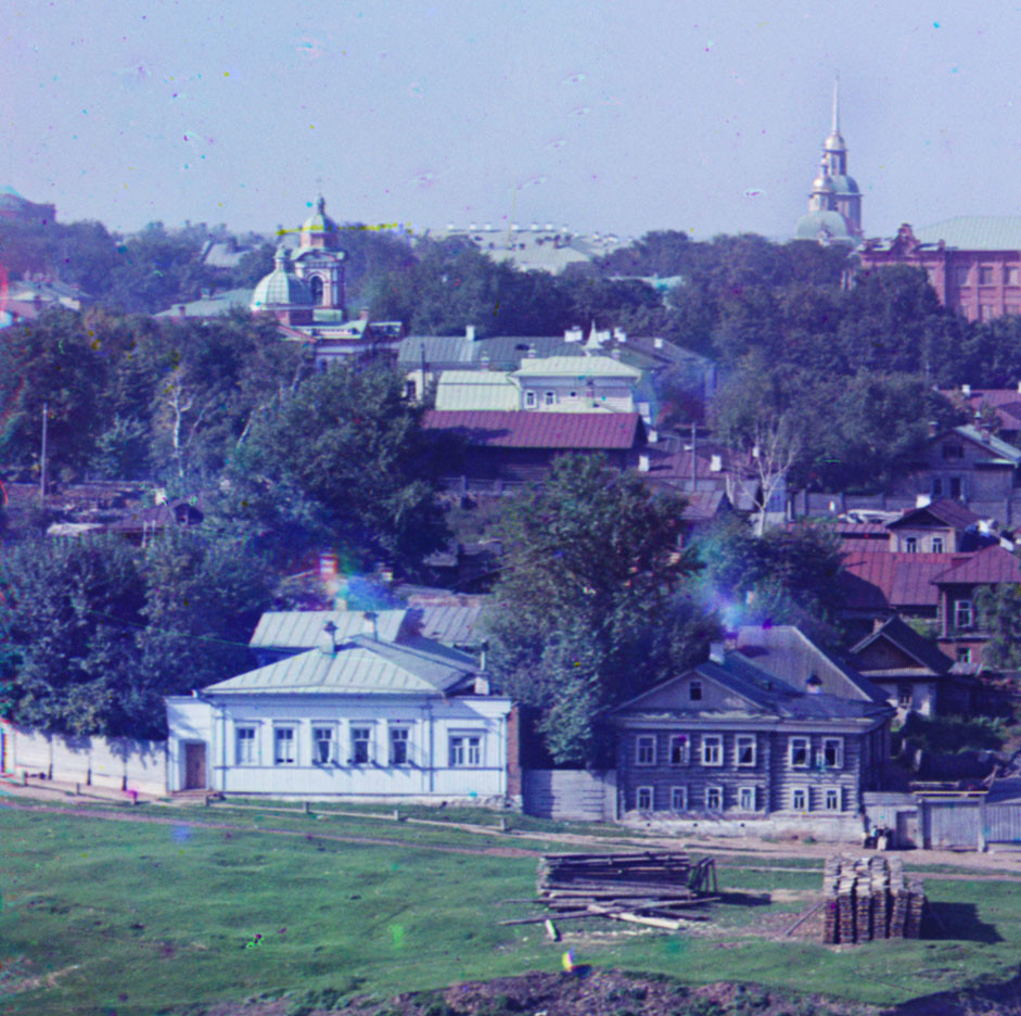 Perm. Détails de la vue ouest de la ville depuis les collines. Rue Pokrovskaïa (maintenant appelée rue Lénine). À gauche : église de Marie-Madeleine. À droite : église de la Nativité de la Vierge.