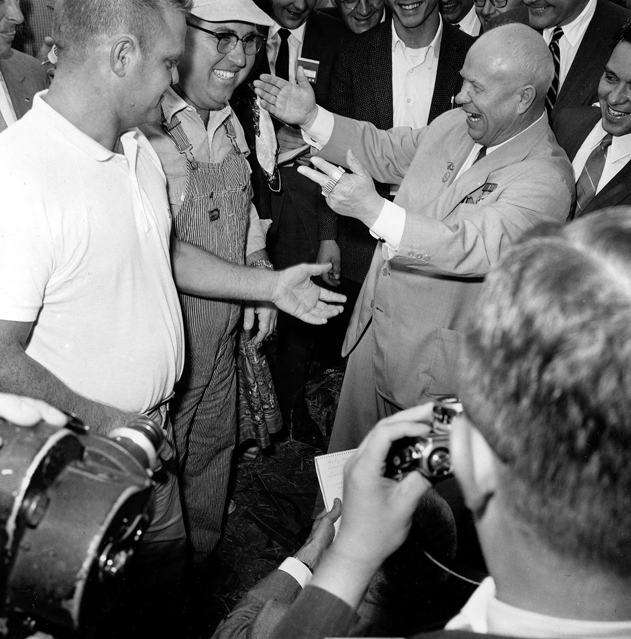 Sovjetski vođa Nikita Hruščov tokom posjeta Americi zbija šale sa žiteljem Iowe na prijemu koji su organizirali Sovjeti, Coon Rapids, Iowa, SAD.