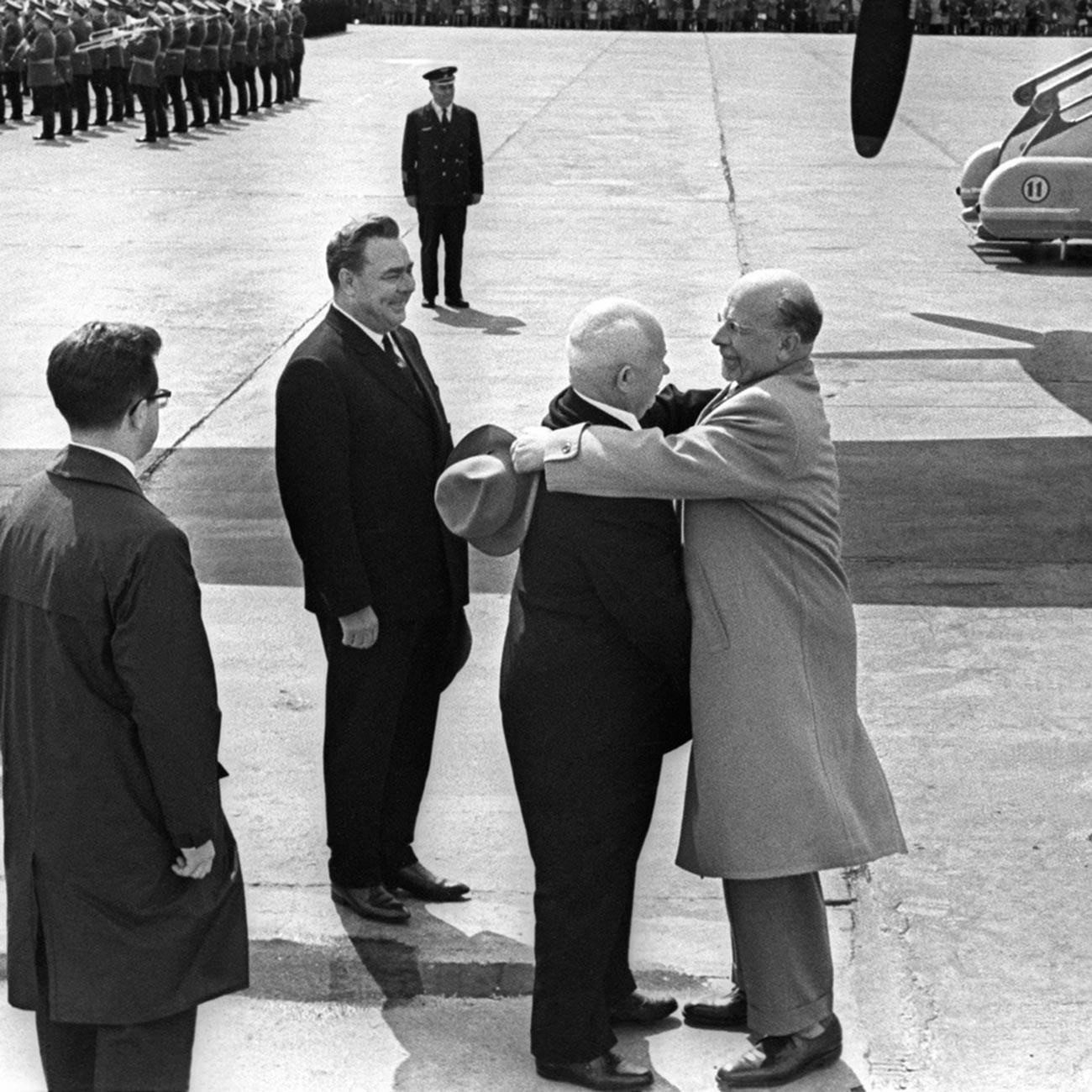 Nikita Hruščov zajedno s Leonidom Brežnjevom dočekuje vođu Istočne Njemačke, Waltera Ulbrichta.
