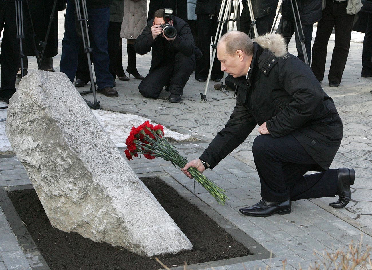 Претседателот на Русија Владимир Путин положува цвеќе пред спомен-каменот на жртвите на настаните од 1962 година во престолнината на козаштвото. Новочеркаск, 1 февруари.