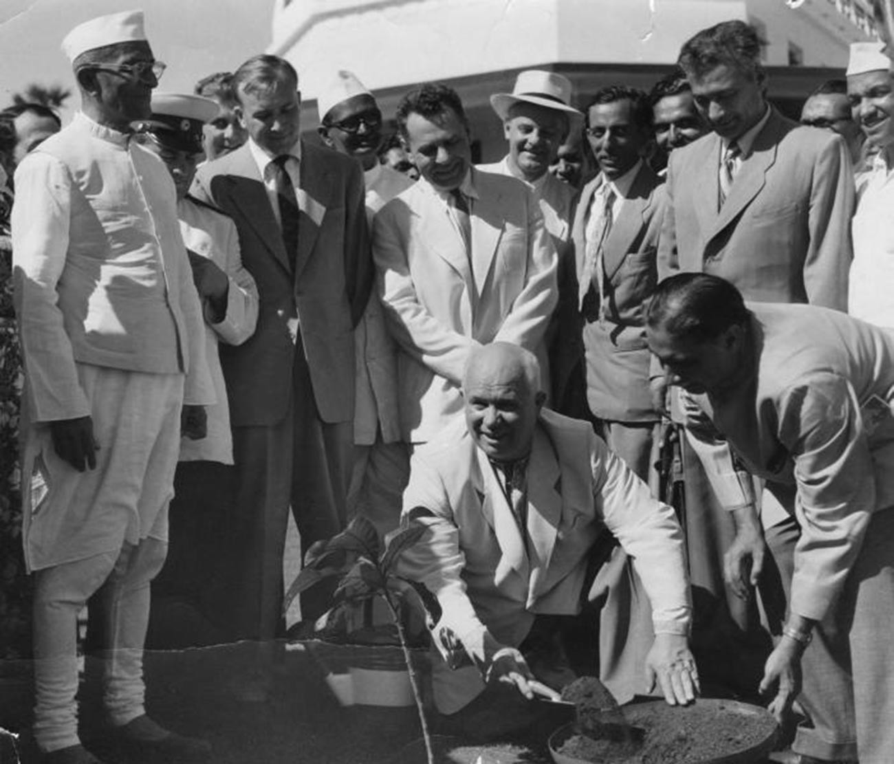 Hruščov sadi drevo med uradnim obiskom Indije leta 1955.