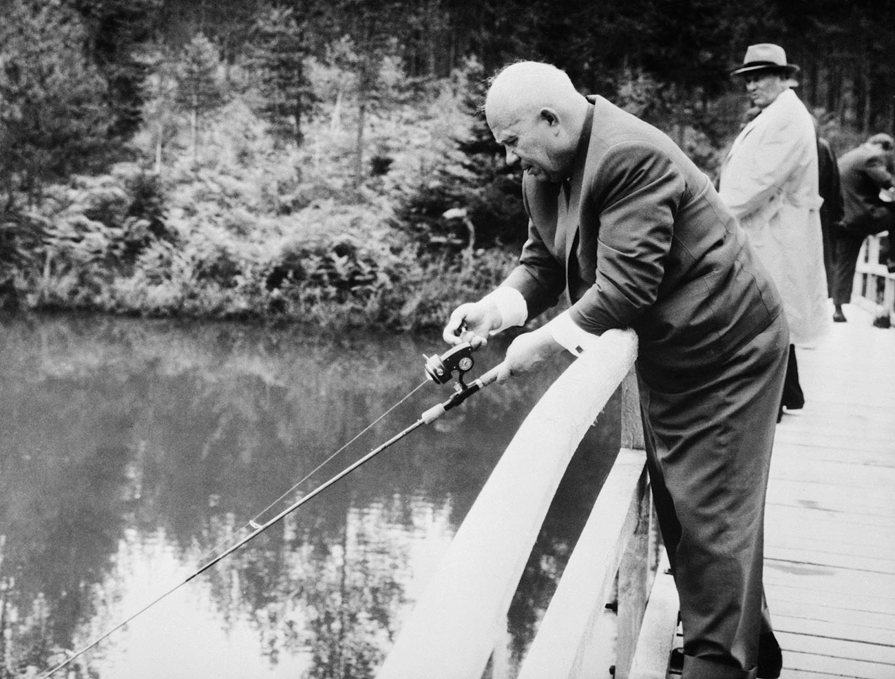 Globoka koncentracija. Nikita Hruščov na ribarjenju med 15-dnevnim obiskom Jugoslavije. Pred tem je na novinarski konferenci izjavil, da sta ZSSR in Jugoslavija razrešili vsa nesoglasja in se združili v boju proti kapitalizmu.
