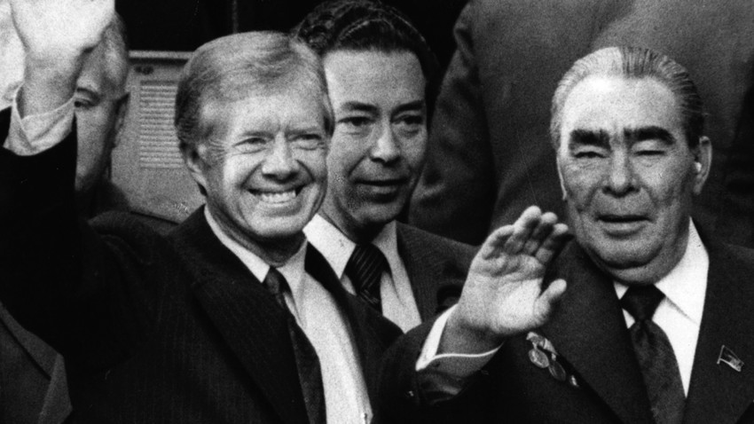 Юни 1979 г. Джими Картър, 39-ият президент на САЩ, и съветският лидер Леонид Брежнев (вдясно) махат след подписването на договора за ограничаване на стратегическите оръжия II (SALT II) във Виена