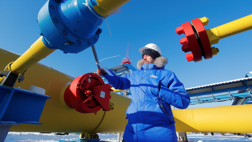 Работник проверува вентил за гас на компресорската станица „Атаман“ на гасоводот „Силата на Сибир“ во близина на градот Свободни во Амурската област на рускиот Далечен Исток. Русија, ноември, 2019 година.