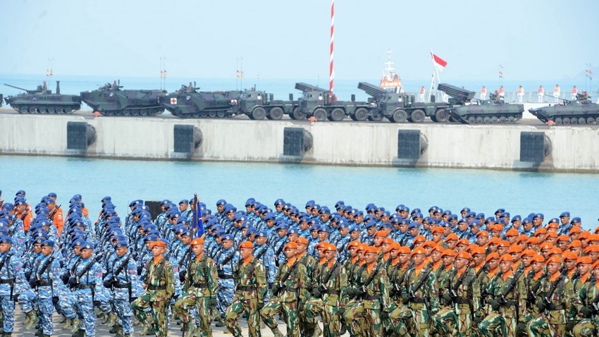 Prajurit Tentara Nasional Indonesia (TNI) di Dermaga Indah Kiat Cilegon, Banten.