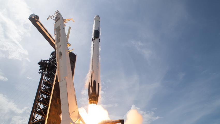 Roket SpaceX Falcon 9 yang dengan astronot Robert Benken dan Douglas Hurley di pesawat ruang angkasa Crew Dragon