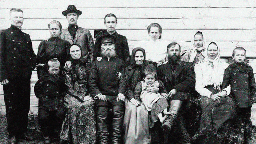 Ilustrasi potret keluarga Rusia.