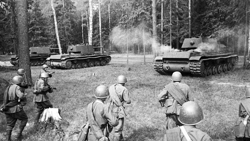 Съветските тежки танкове КВ-1 заемат позиция за атака.