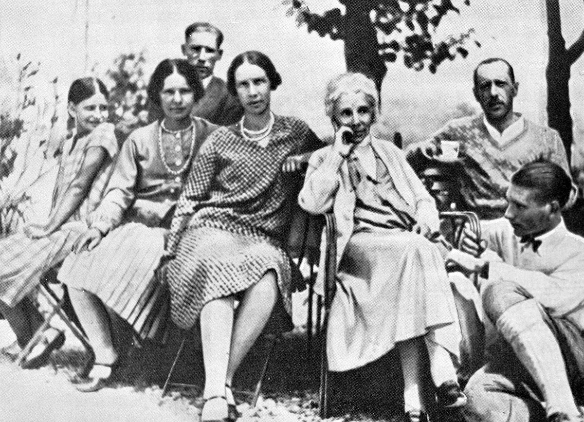 Игорь Стравинский (справа на заднем плане) с семьей в Швейцарии, 1929