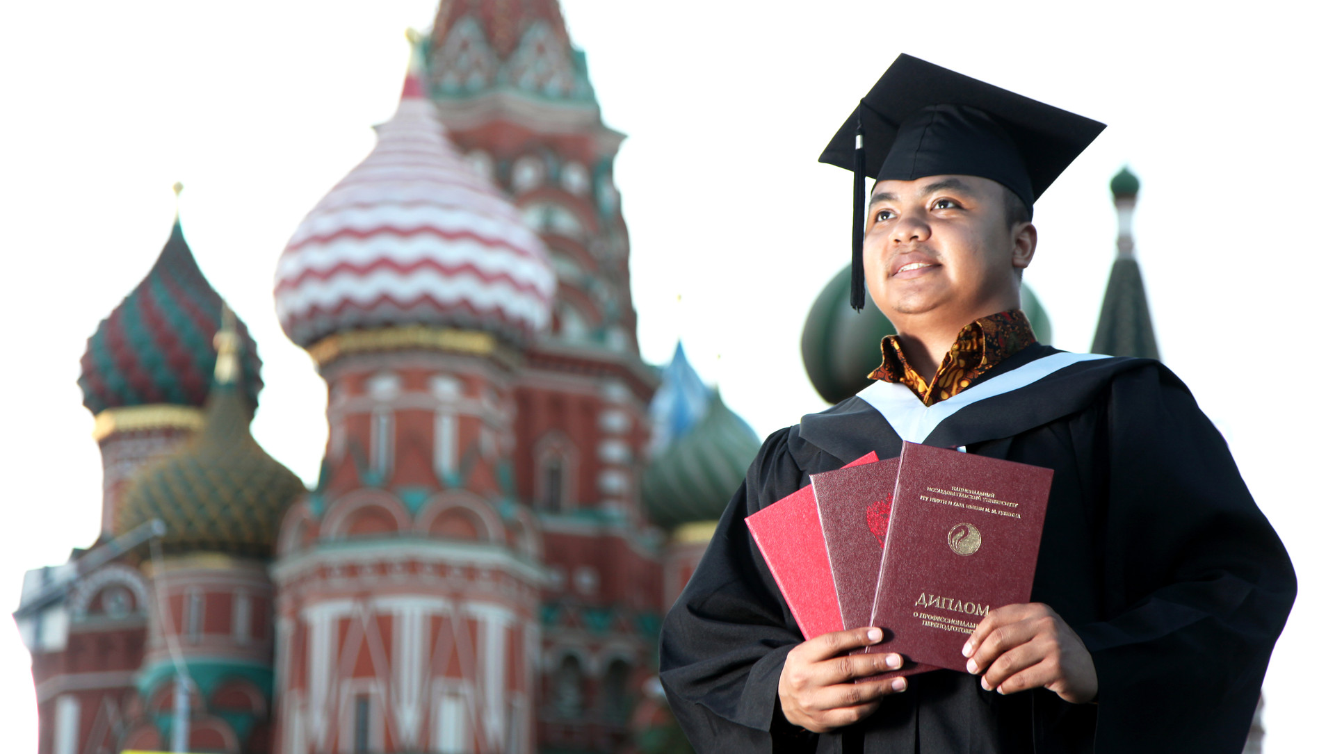 Muhammad Iksan Kiat, mahasiswa Indonesia pertama yang meraih tiga ijazah merah (lulus dengan predikat cum laude) di Rusia.