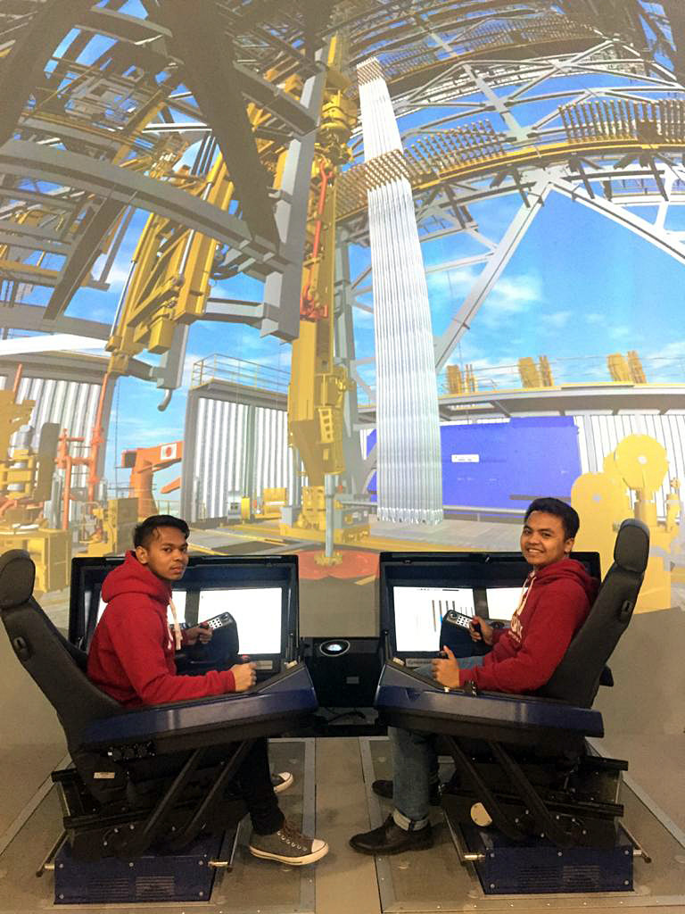 Kursi simulator pengeboran minyak di Universitas Gubkin, yang hanya ada tiga unit di dunia. 