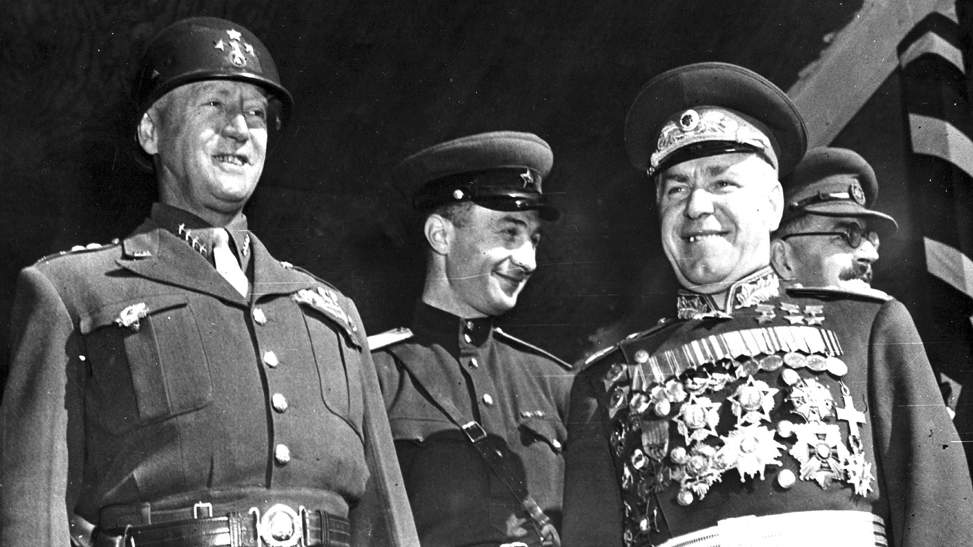 Джордж Паттон (первый слева) и Георгий Жуков (второй справа) в ходе парада союзников.
