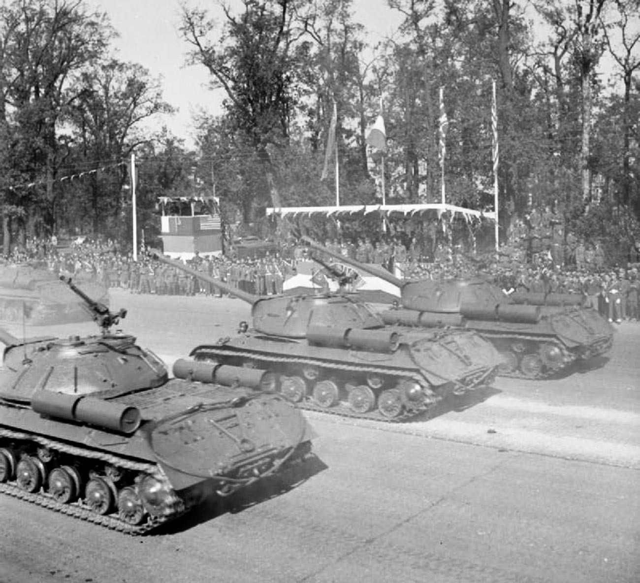 Советские тяжелые танки ИС-3 во время парада 7 сентября.