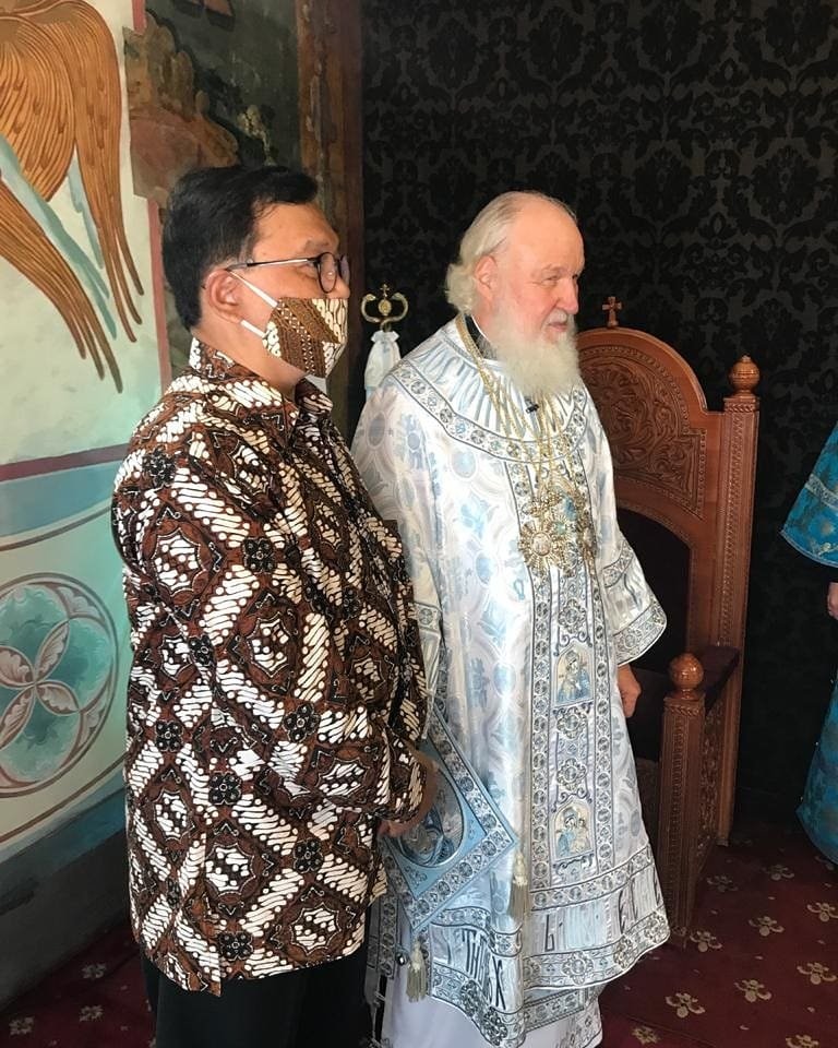 Kuasa Usaha Ad Interim KBRI Moskow/Wakil Duta Besar Indonesia untuk Rusia dan Belarus Azis Nurwahyu bersama Patriarch Kirill.