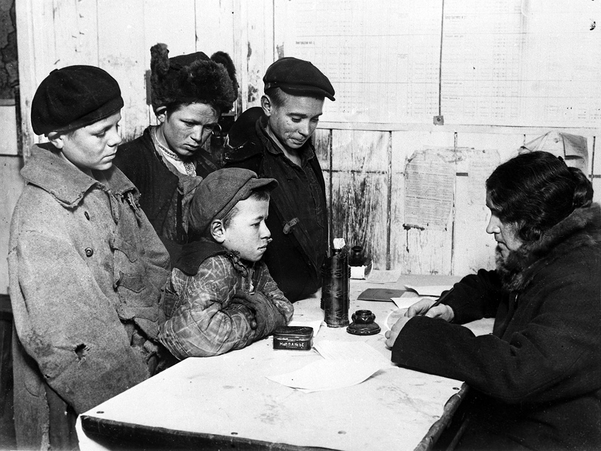 Регистрация бездомных детей в дежурной комнате школы сотрудницей Московского отдела народного образования. 1928 год.