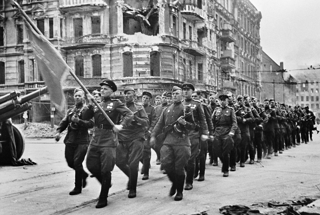 Колона от съветски войници марширува по берлинските улици, 7 септември 1945 г.