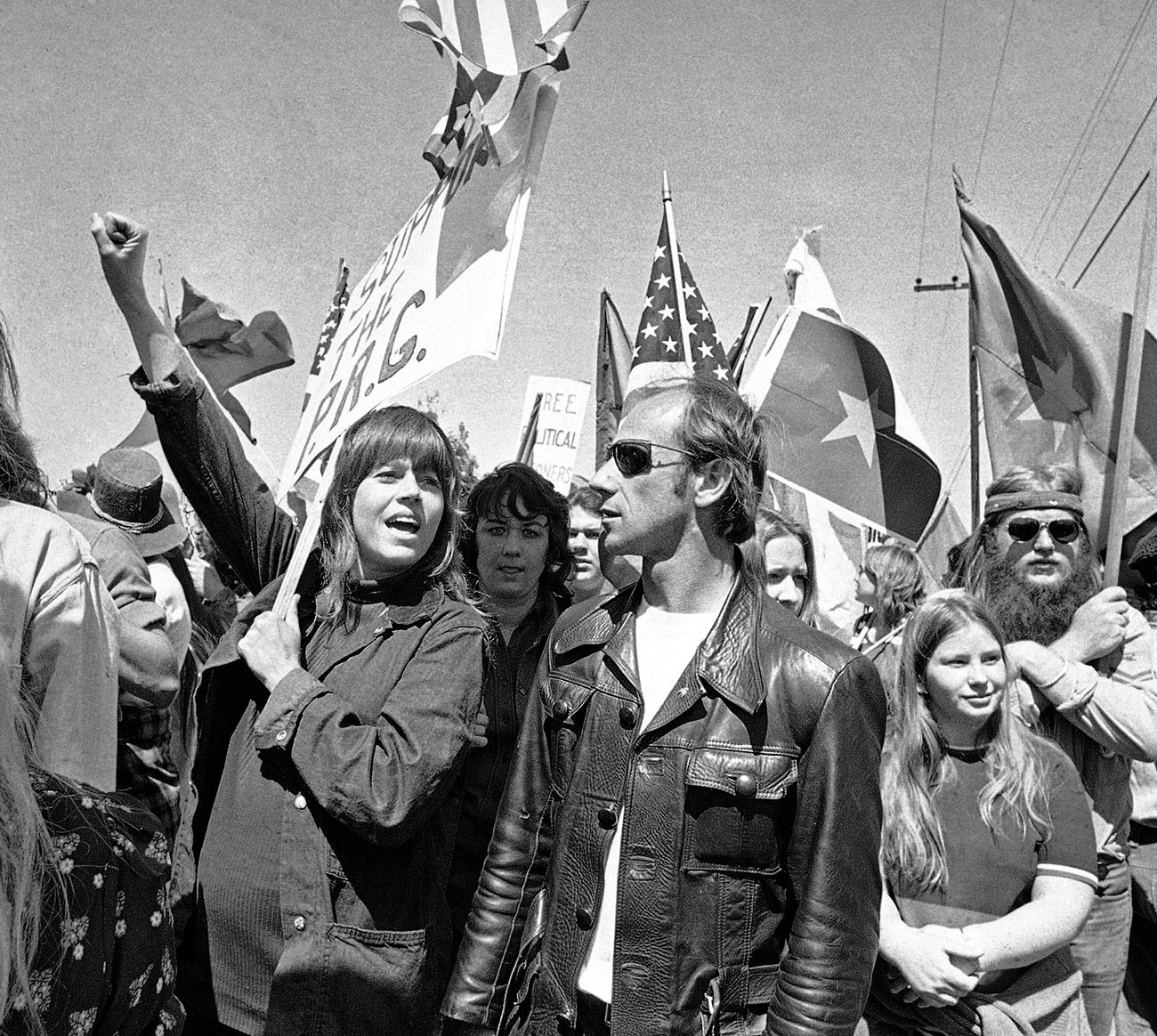 Актрисата Джейн Фонда вдига ръка във въздуха, докато се присъединява към група антивоенни демонстранти на марш към Западния Бял дом в знак на протест срещу посещението на президента на Южен Виетнам Нгуен Ван Тху в Сан Клементе, Калифорния, 2 април 1973 г.

