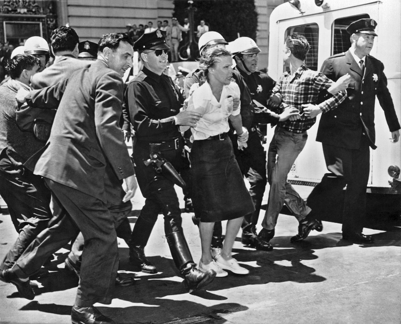 Трима мокри и предизвикателни протестиращи от изслушването на Сенатската комисия за разследване на неамериканска дейност в кметството са отведени в полицейската кола, Сан Франциско, Калифорния, 1961 г.
