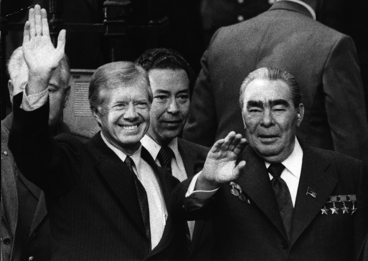 1979. године, Виктор Суходрев у средини, са Џимијем Картером, лево, и Леонидом Брежњевом, десно. Агенција Франс-Преc 