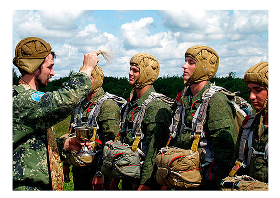 Un sacerdote militar bendice a los paracaidistas rusos
