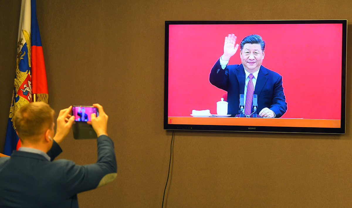 Novinar promatra ceremoniju u kojoj Vladimir Putin i Xi Jinping puštaju u rad cjevovod 