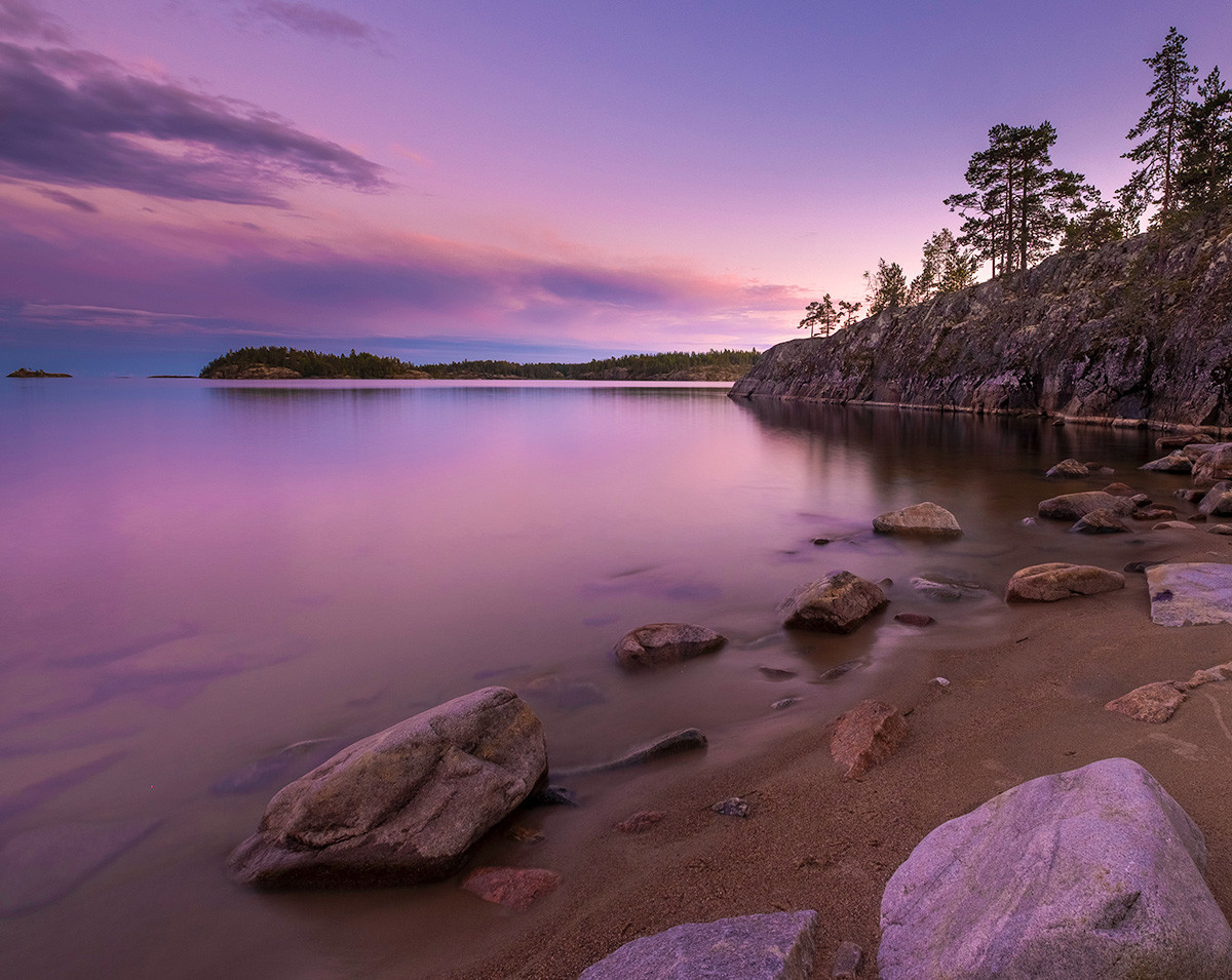 Национални парк Ладога, острва са стеновитим литицама, север Русије, република Карелија. Лето, залазак сунца.