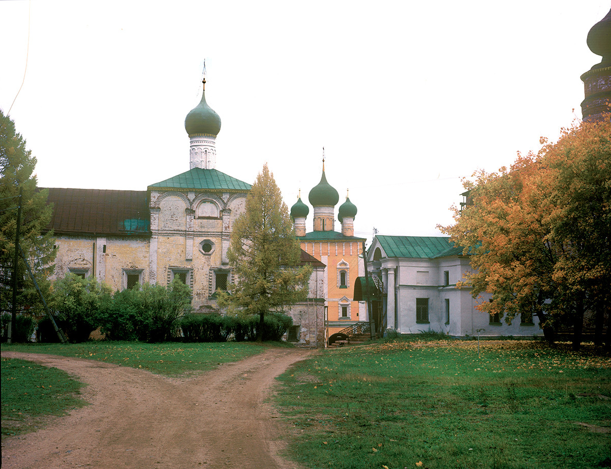Refectory Church of the Annunciation, south view. Right background: Church of the Purification over North Gate. October 4, 1992