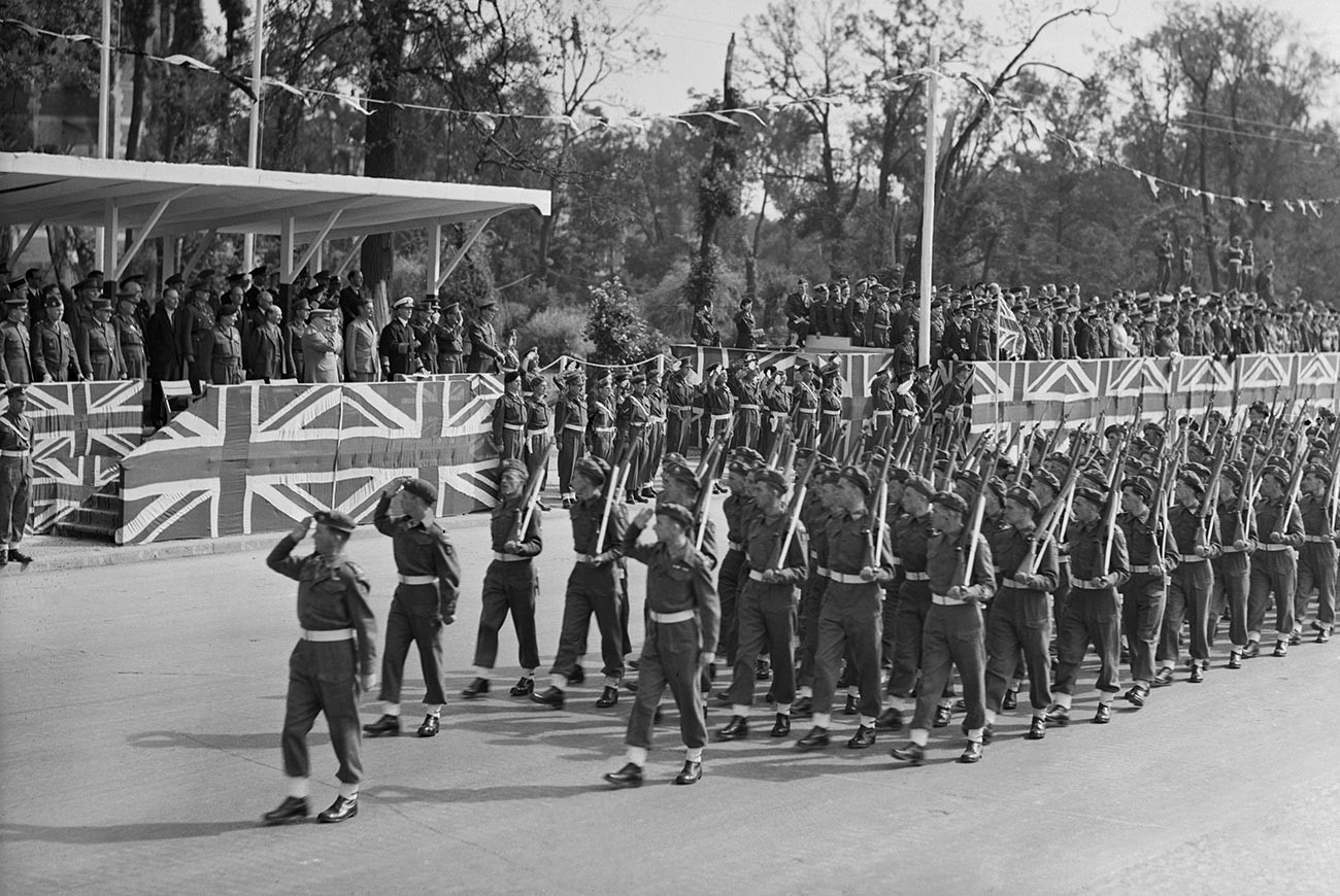 Soldats britanniques saluant le premier ministre Winston Churchill à Berlin