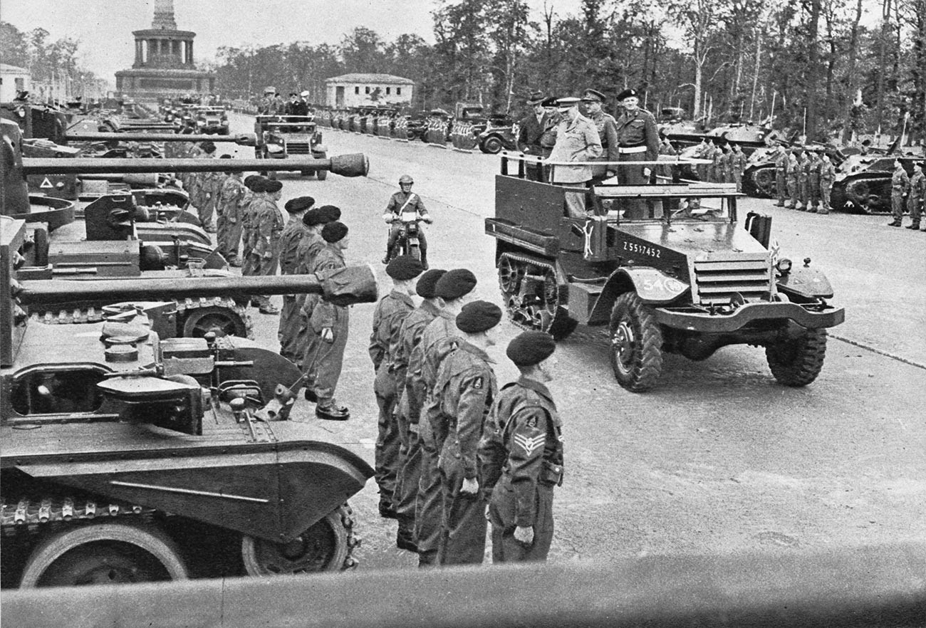 Troupes britanniques défilant à Berlin