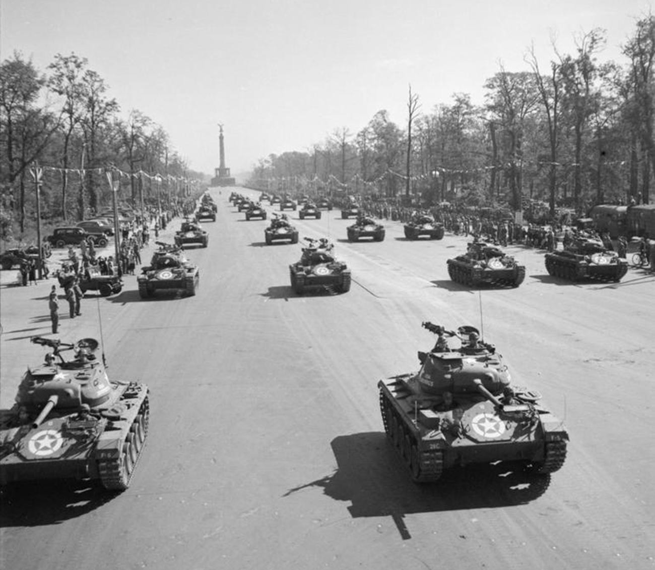 Des chars américains M24 Chaffee durant le défilé à Berlin