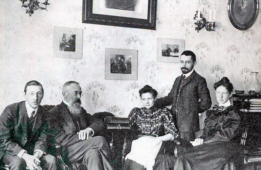 ニコライ・リムスキー＝コルサコフのリビングルームにて。左側からイーゴリ・ストラヴィンスキー、ニコライ・リムスキー＝コルサコフ、リムスキー＝コルサコフの娘ナジエージダ、ナジエージダのフィアンセ、ストラヴィンスキーの妻エカテリーナ、1908年