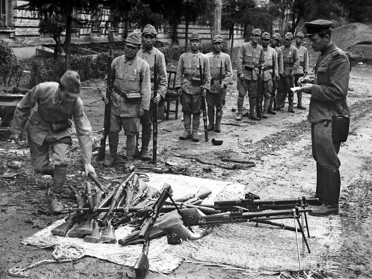 Drugi svjetski rat 1939.-1945. Kolovoz 1945. Slom imperijalističkog Japana. Mandžurska operacija od 9. kolovoza do 2. rujna 1945. Kapitulacija Kvantunške vojske.

