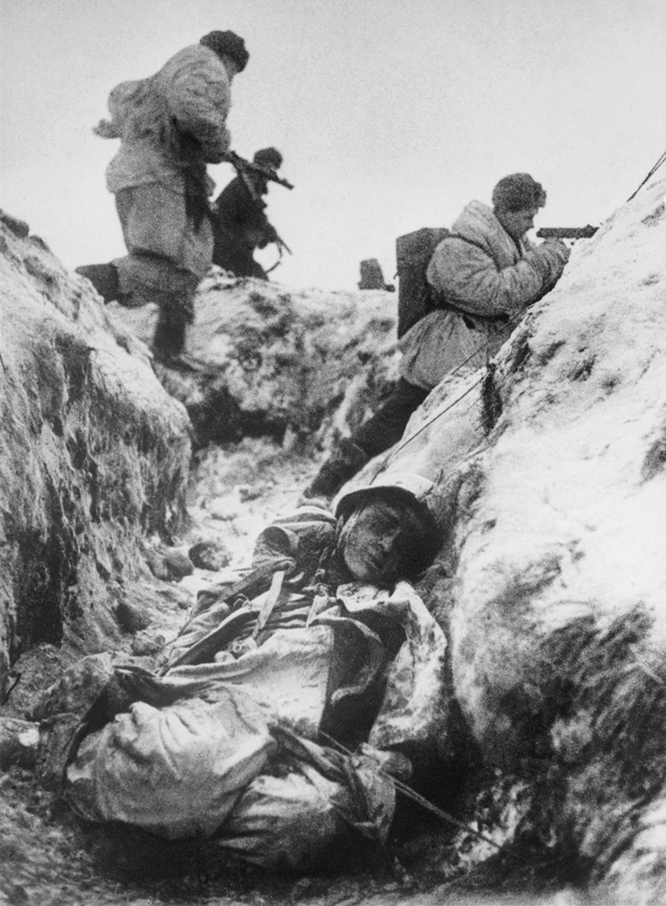 Des soldats soviétiques dans les tranchées pendant la Seconde Guerre mondiale