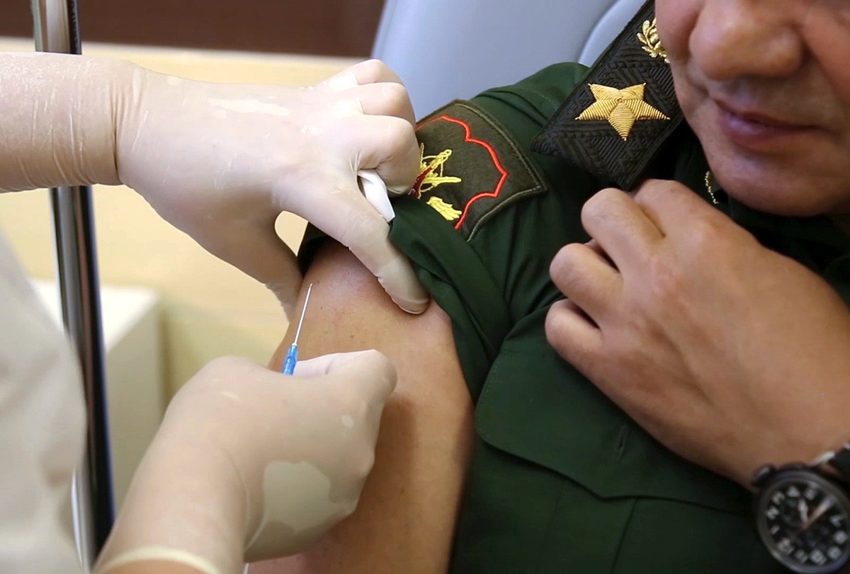 セルゲイ・ショイグ国防相がワクチンを接種する