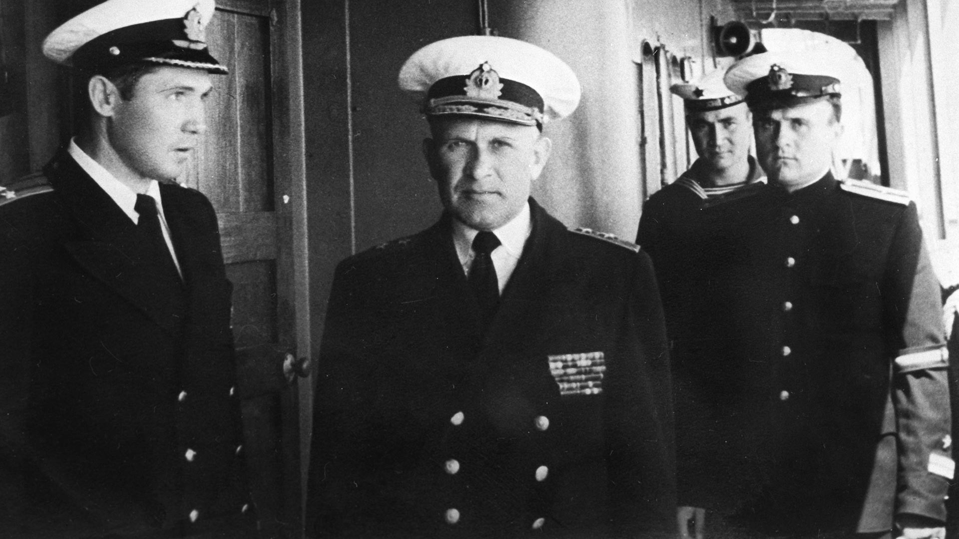 Адмирал флоте СССР-а Сергеј Георгијевич Горшков (у средини) међу морнарима Дунавске ратне флотиле.